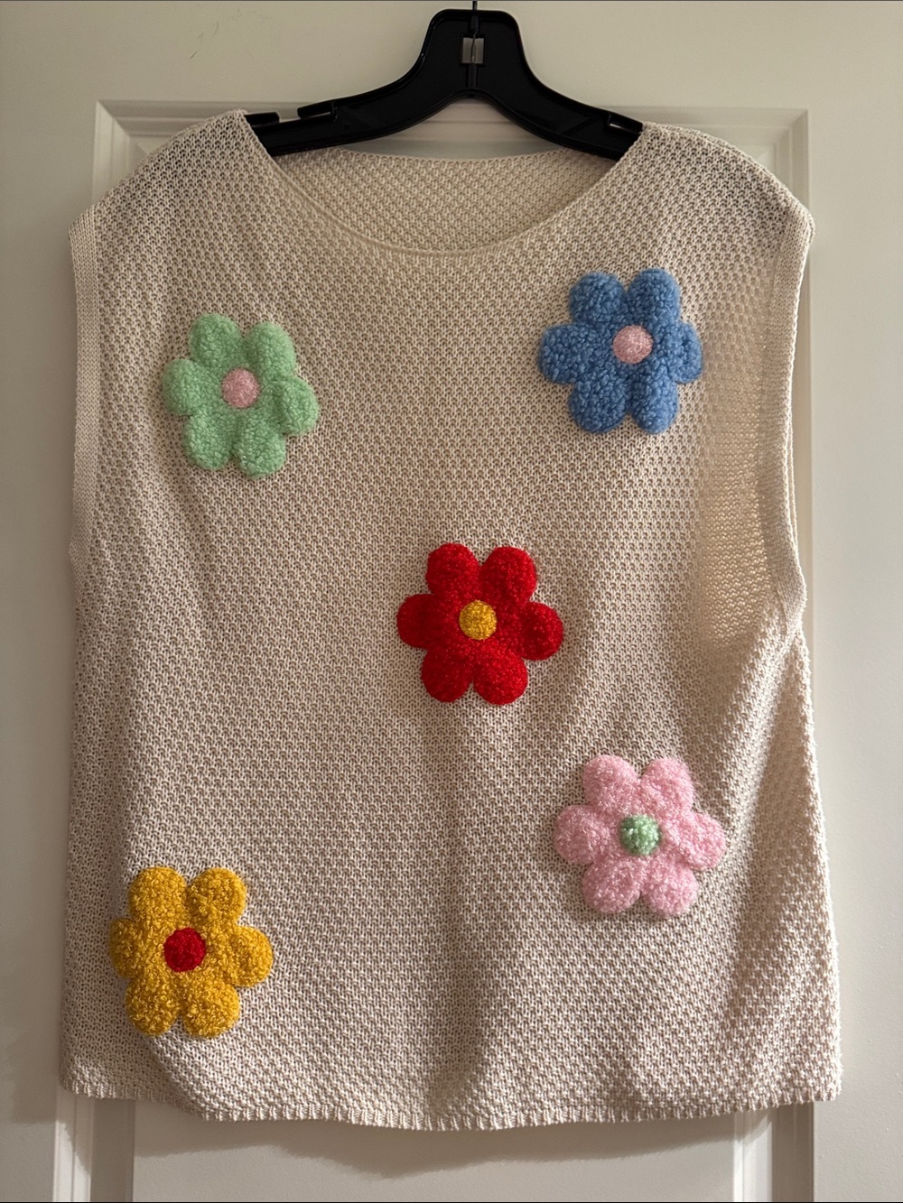 Cream Women's Sleeveless Knit Sweater with Colorful Floral Appliqués pristine